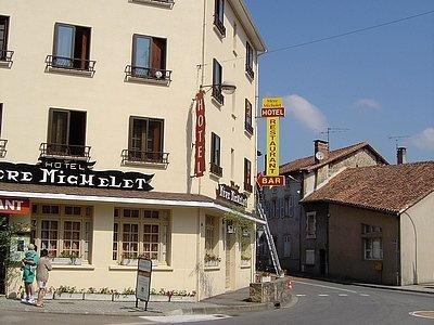 Hotel De La Mere Michelet Confolens Exterior foto