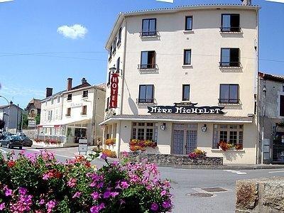 Hotel De La Mere Michelet Confolens Exterior foto